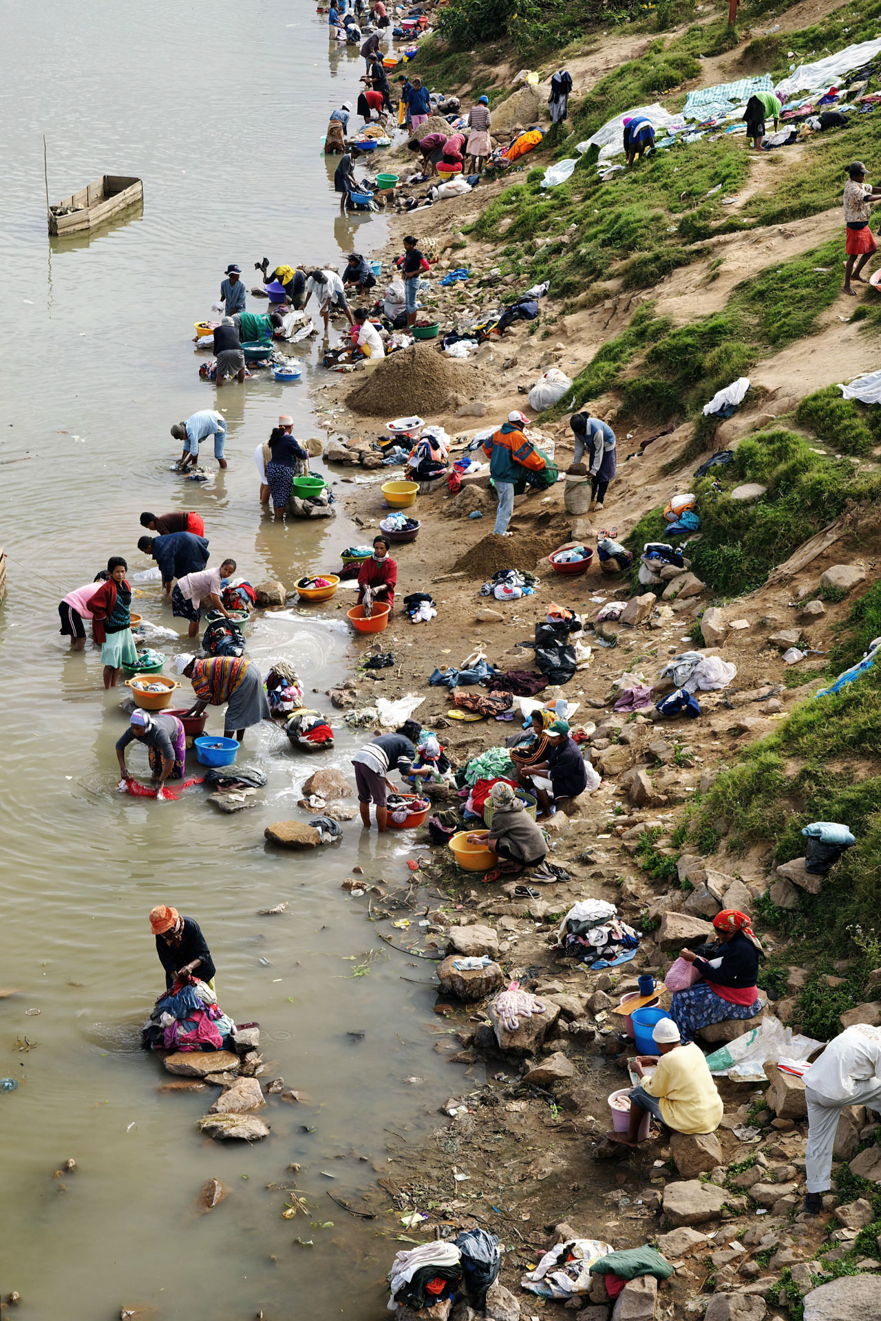 Wäschewaschen an der Pont Jumeaux über dem Ikopa-Fluss